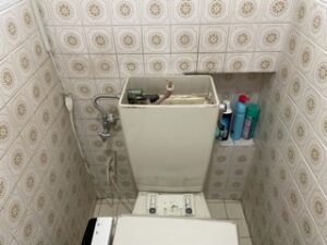 トイレ水漏れ　床と便器の間　タンク　部品交換