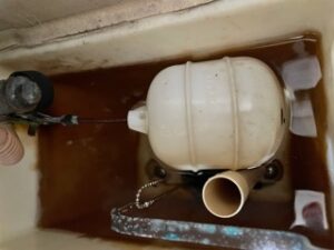 トイレ水漏れ　床と便器の間　タンク　部品交換